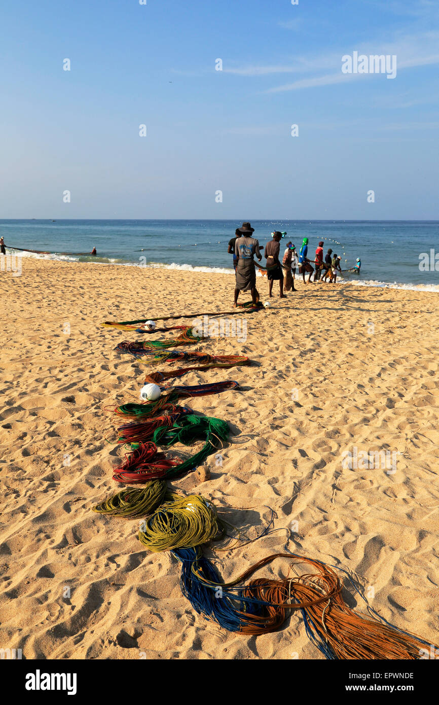 Redes de transporte de pesca tradicionales Nilavelli , cerca de la playa, en la provincia oriental de Trincomalee, Sri Lanka, Asia Foto de stock