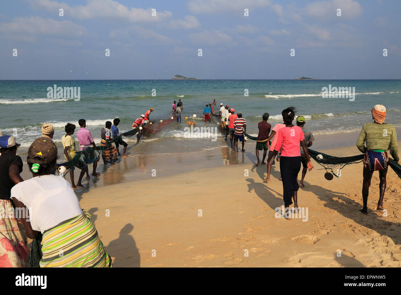 Redes de transporte de pesca tradicionales Nilavelli , cerca de la playa, en la provincia oriental de Trincomalee, Sri Lanka, Asia Foto de stock