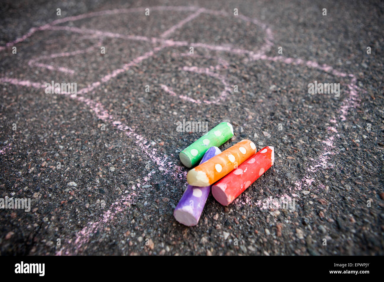 Rayuela en el suelo con tiza colorida calle Fotografía de stock - Alamy