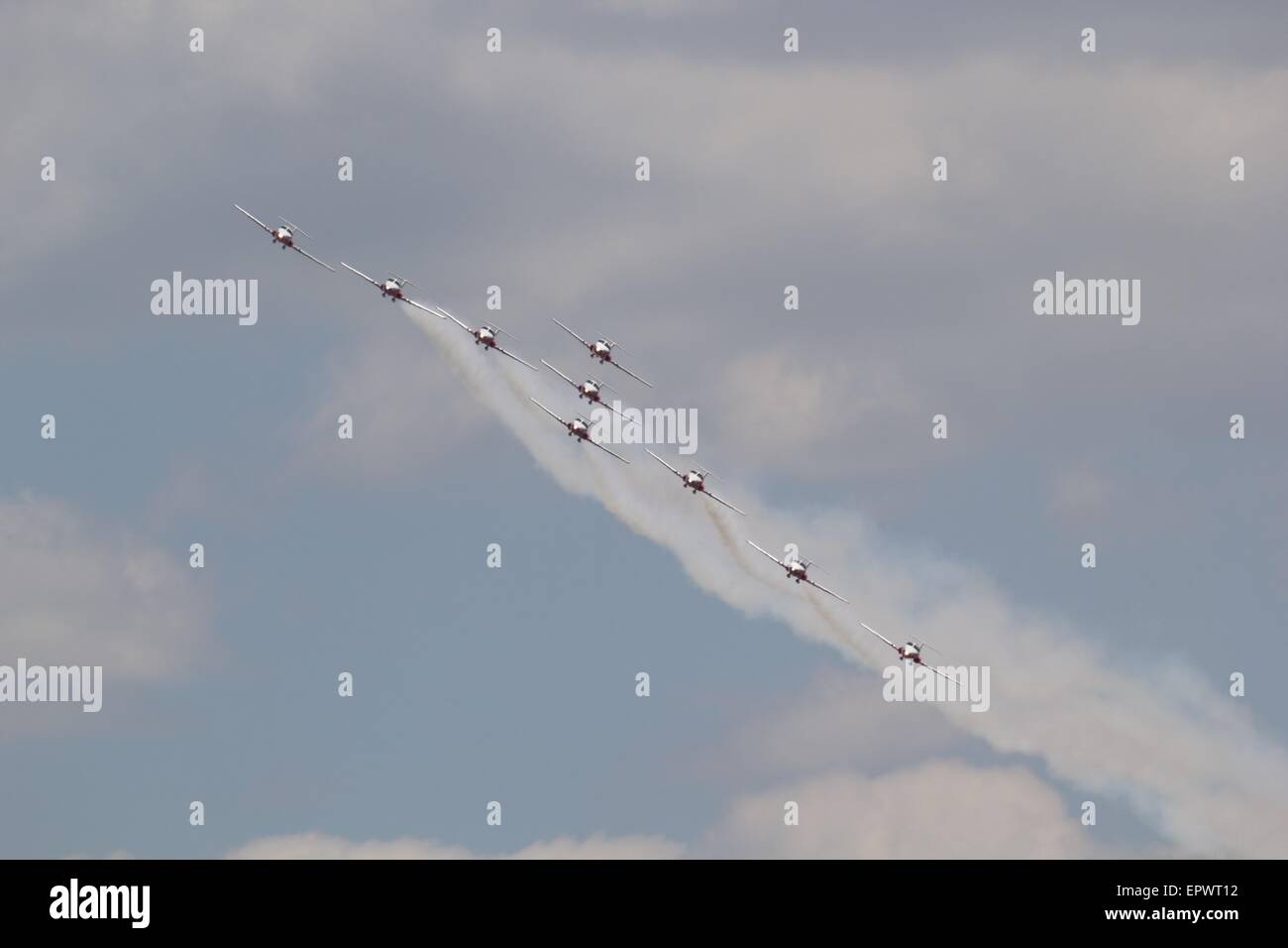 Fuerza Aérea canadiense 'Snowbirds' realice en sus CT-114 tutores en el Gran Nueva Inglaterra Air Show, Base de la Reserva Aérea Westover, masa Foto de stock