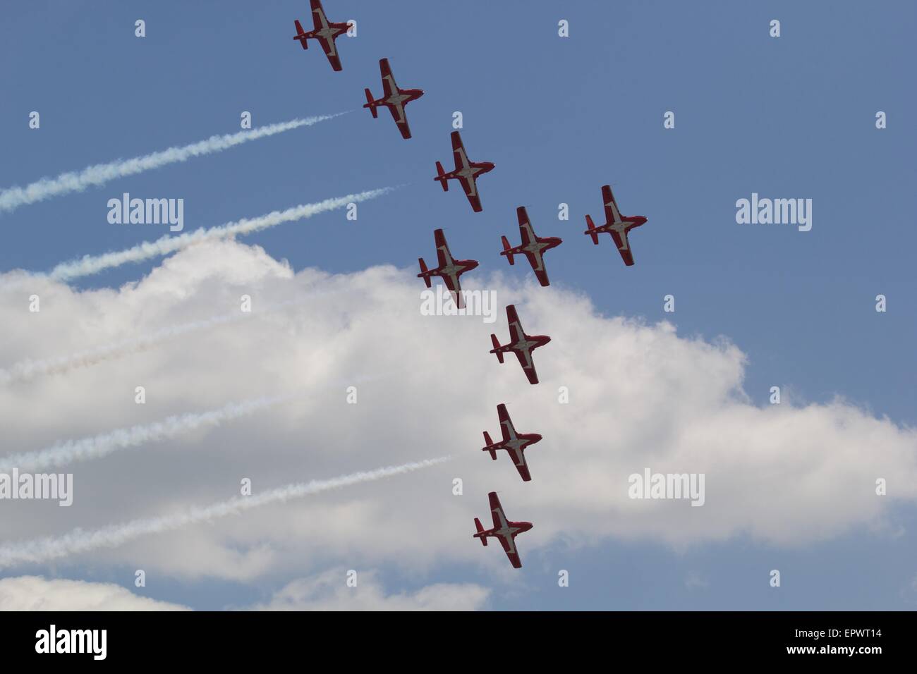 Fuerza Aérea canadiense 'Snowbirds' realice en sus CT-114 tutores en el Gran Nueva Inglaterra Air Show, Base de la Reserva Aérea Westover, masa Foto de stock