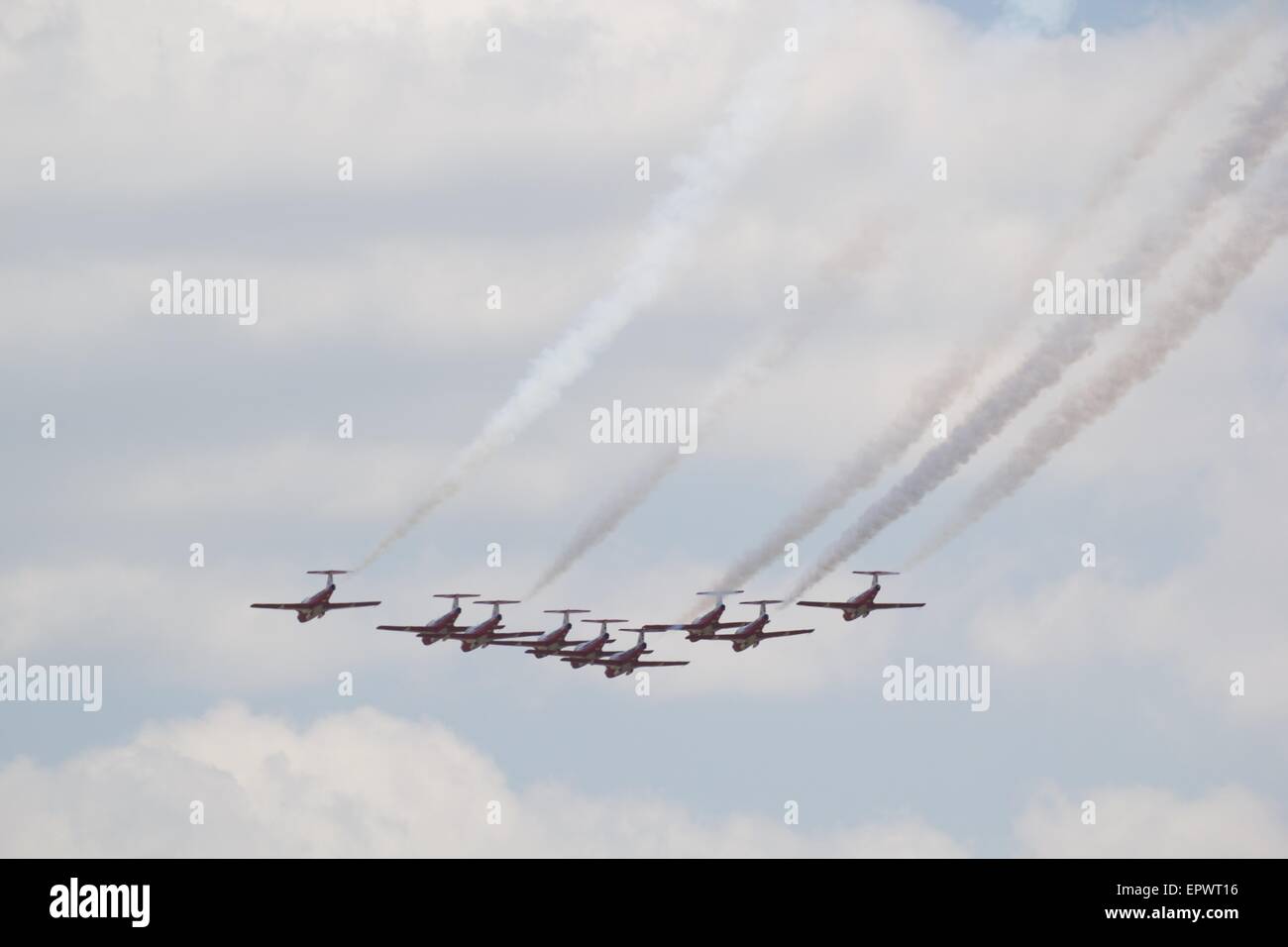 Fuerza Aérea canadiense 'Snowbirds' realice en sus CT-114 tutores en el Gran Nueva Inglaterra Air Show, Base de la Reserva Aérea Westover, masa Foto de stock