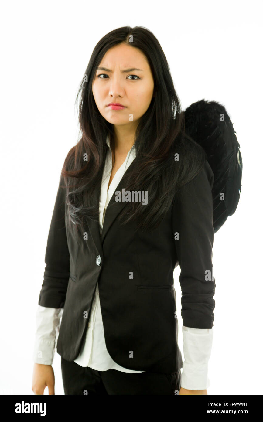 Atractiva mujer adulta joven asiática en los ángeles y demonios Foto de stock