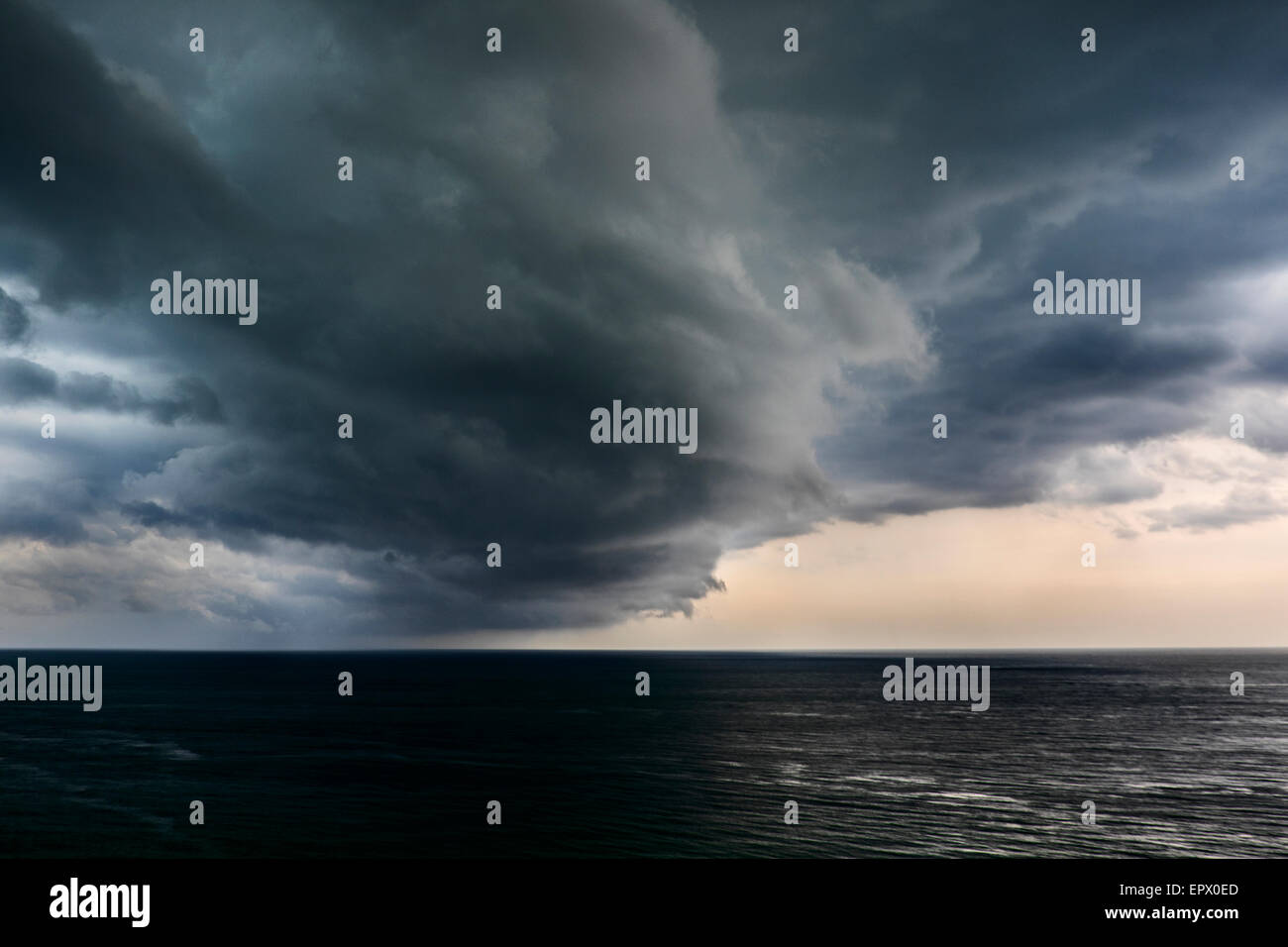 nubes de tormenta en el mar