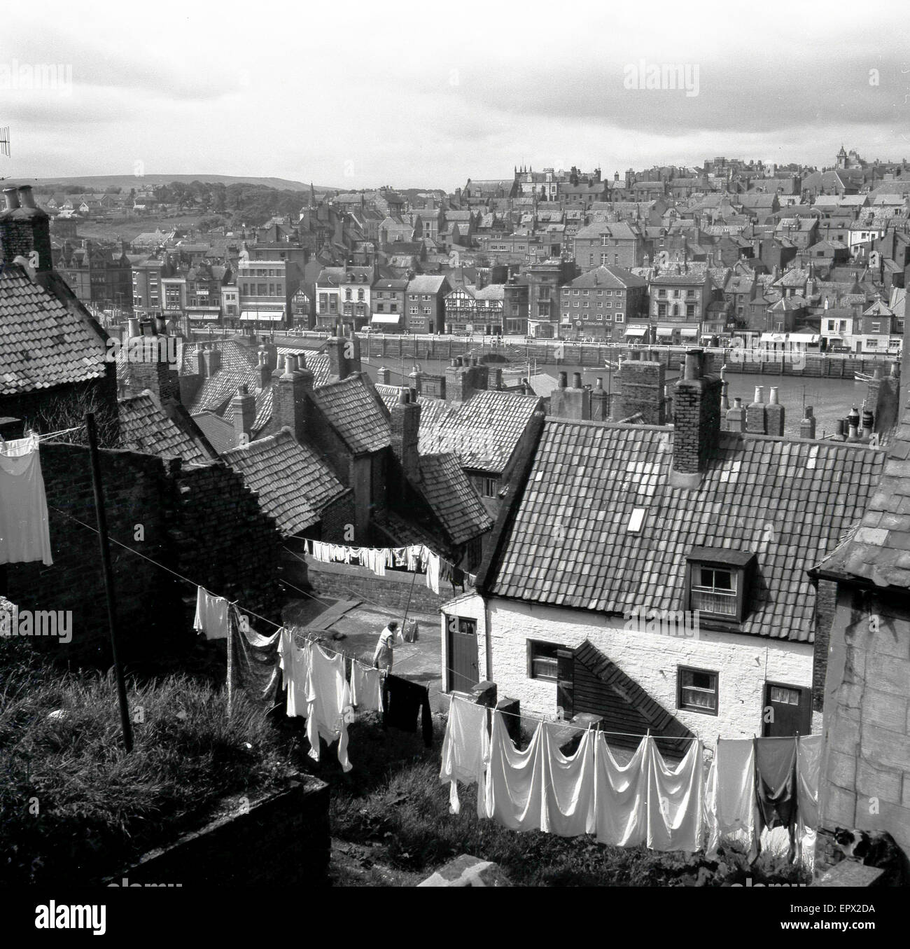 1950, histórico, Inglaterra victoriana, vista sobre la vivienda y la ciudad  con la colada colgando de un tendedero exterior Fotografía de stock - Alamy