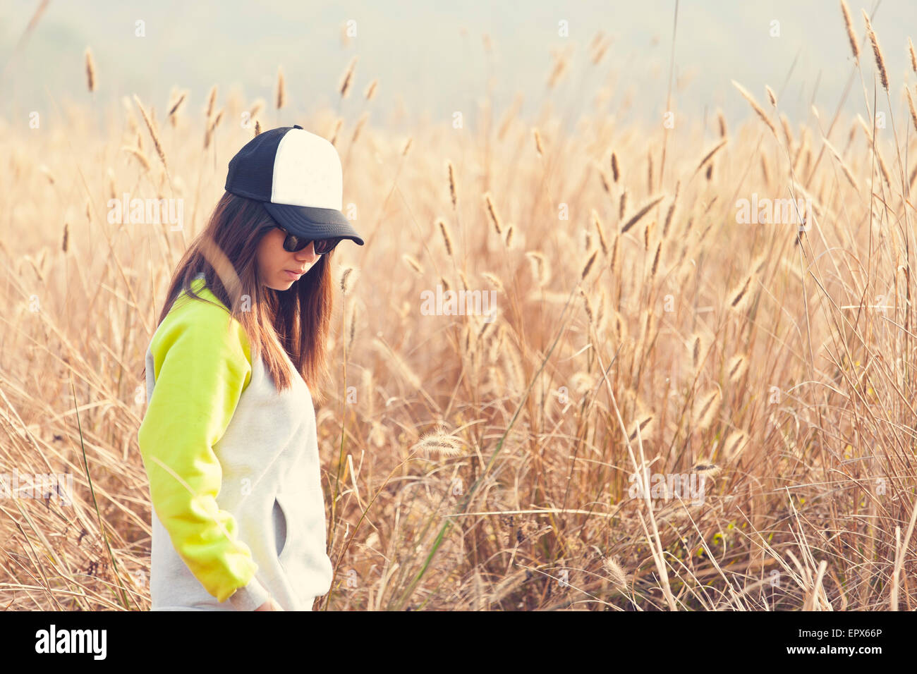 Mujer Asiática solitaria en la granja de trigo Foto de stock