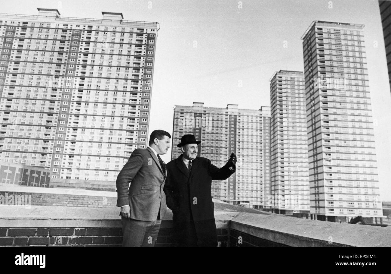 Enoch Powell analiza la Red Road Apartamentos en Glasgow con el candidato para Springburn en la Elección General. Alrededor de noviembre de 1969. Foto de stock