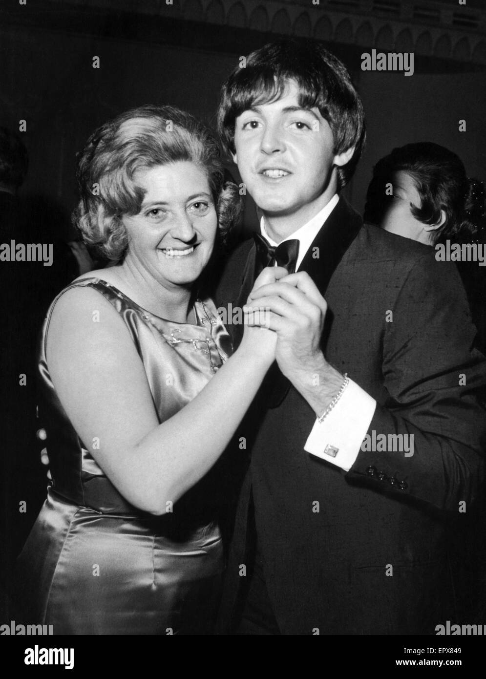 Paul McCartney y su Tía Juana disfrutar de un baile en la recepción celebrada en el Hotel Dorchester de Londres, después del estreno de 'caridad real de un duro día de la noche", el lunes 6 de julio de 1964. Foto de stock
