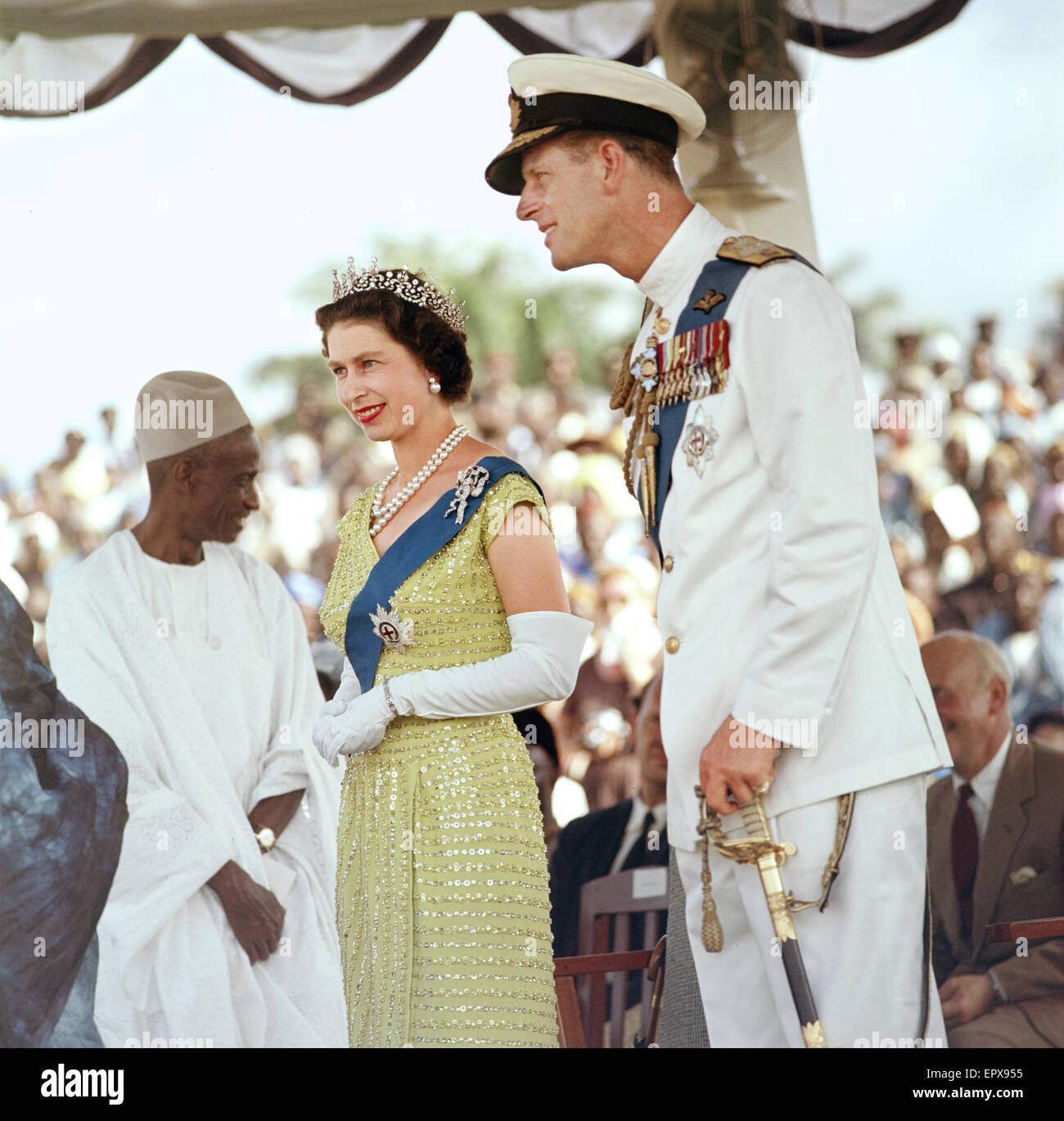 La reina Isabel II con su marido, el Príncipe Felipe, Duque de Edimburgo, retratada en un durbar en Bo, en Sierra Leona, en noviembre de 1961. Foto de stock