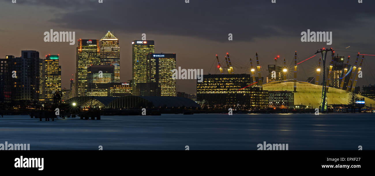 Una imagen nocturna de Canary Wharf y 02 construir sobre el río Támesis . Foto de stock