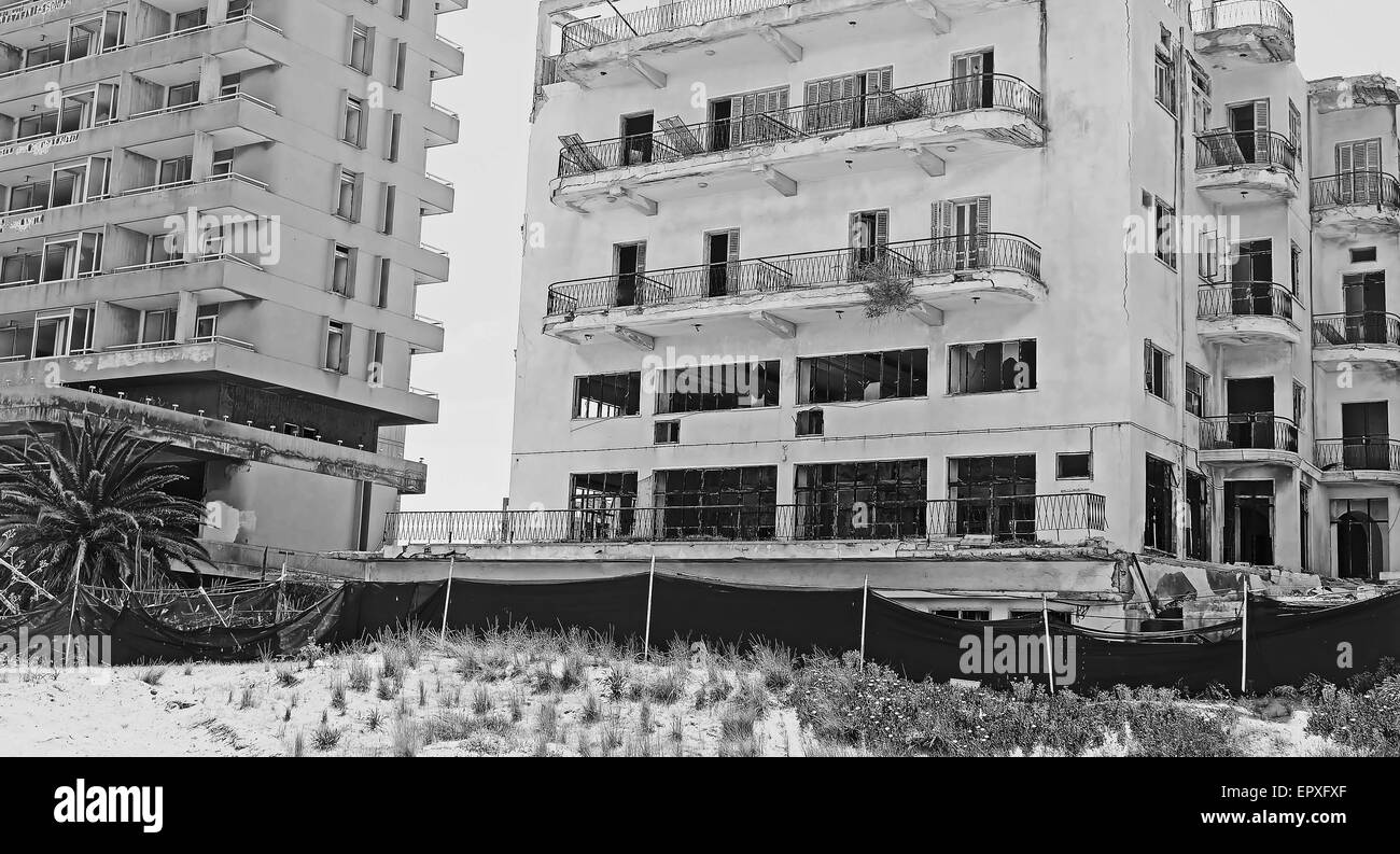 Imagen en blanco y negro de hoteles abandonados en territorio Famagusta, Chipre Foto de stock