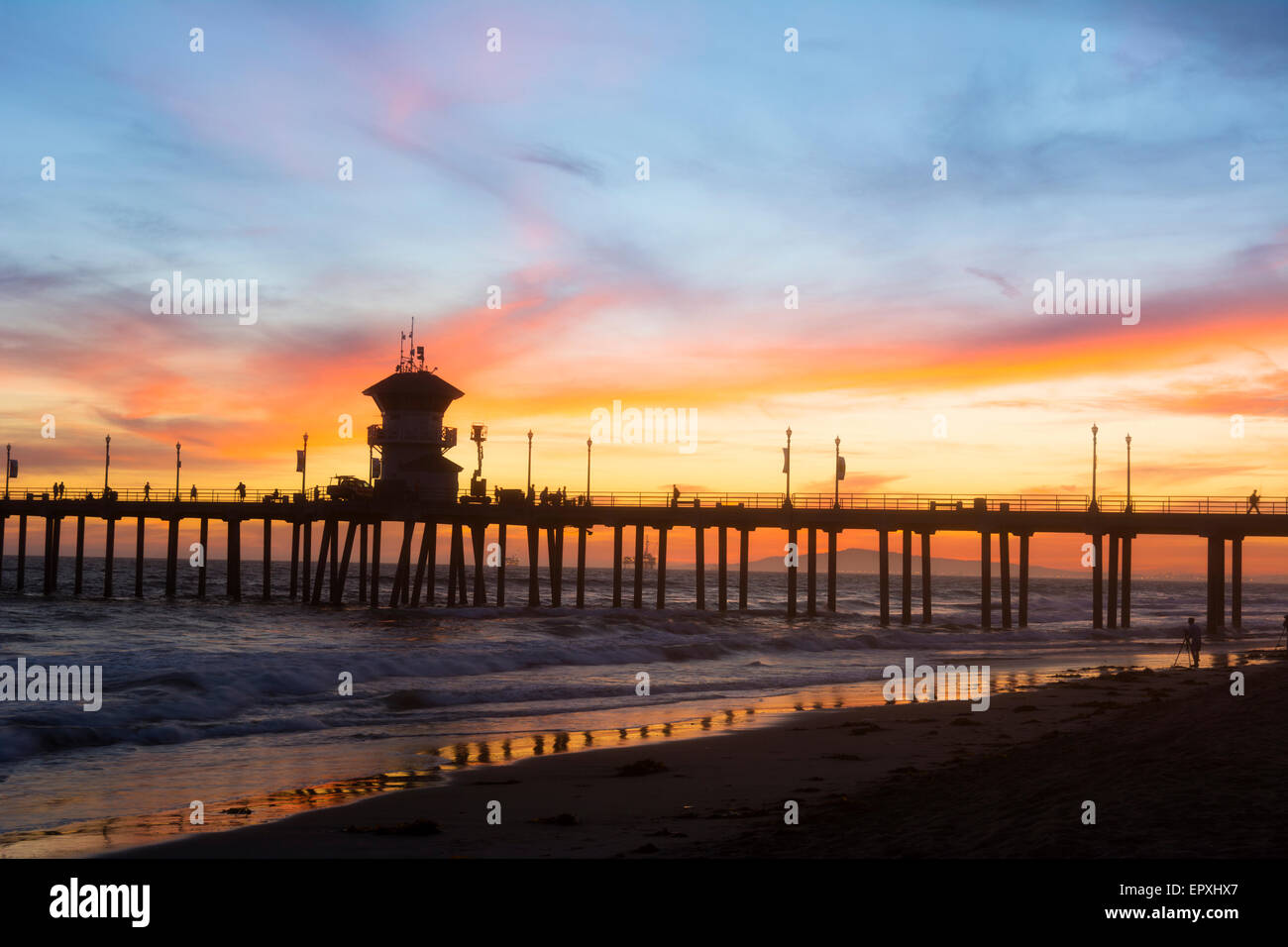 Atardecer en el muelle de Huntington Beach durante un caluroso día de