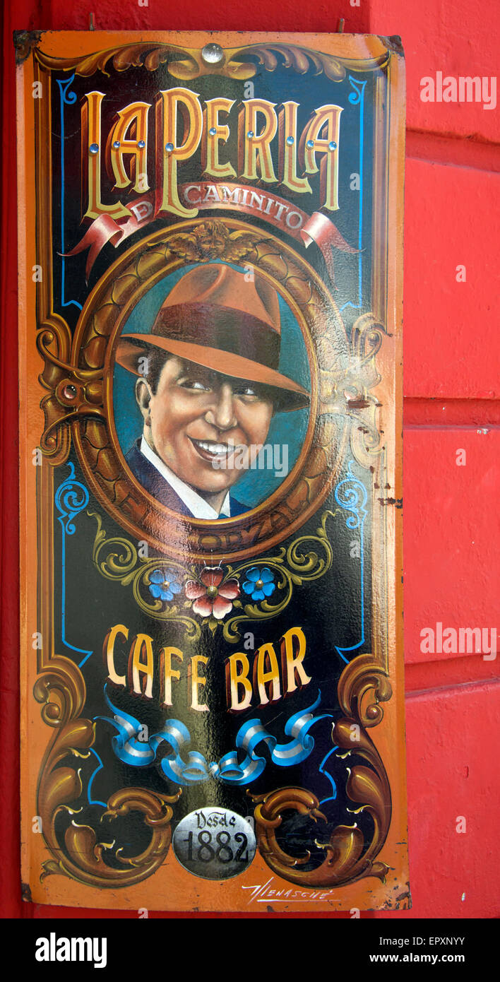 Cartel fuera de La Perla Café con inserto de Carlos Gardel Caminito La