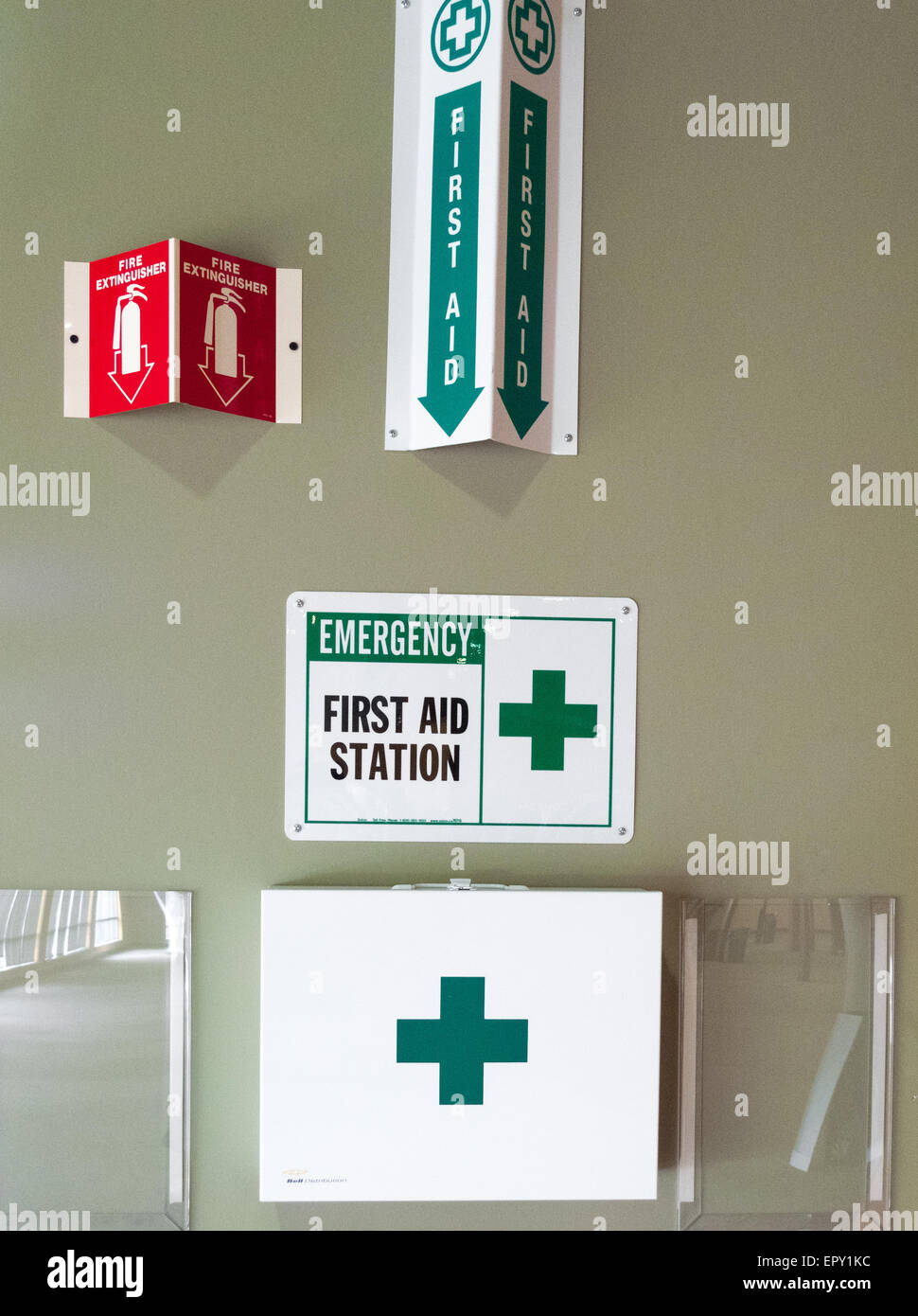 Letreros de primeros auxilios y botiquín de primeros auxilios