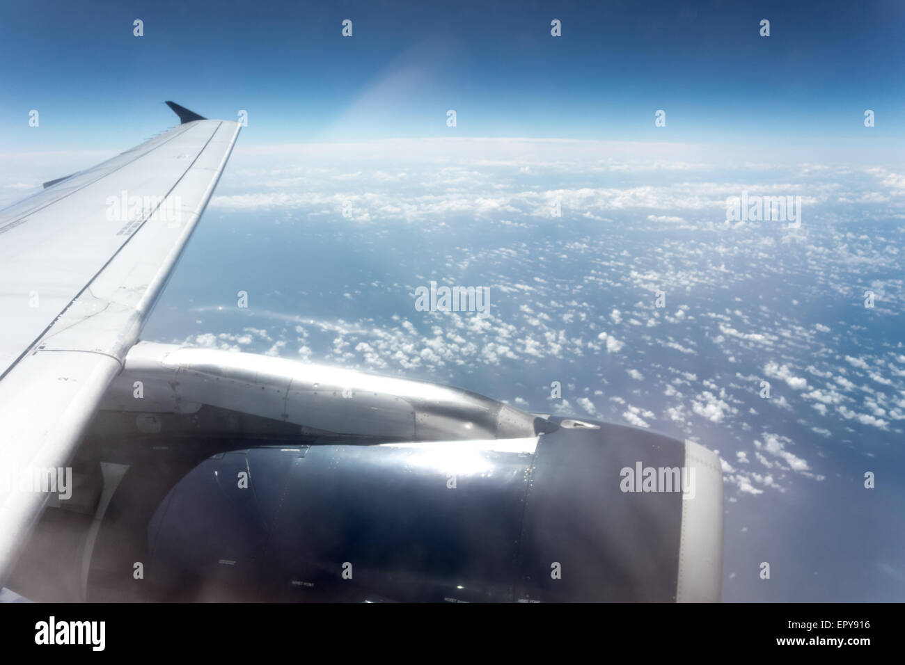 Vista desde la ventana del avión de ala Foto de stock