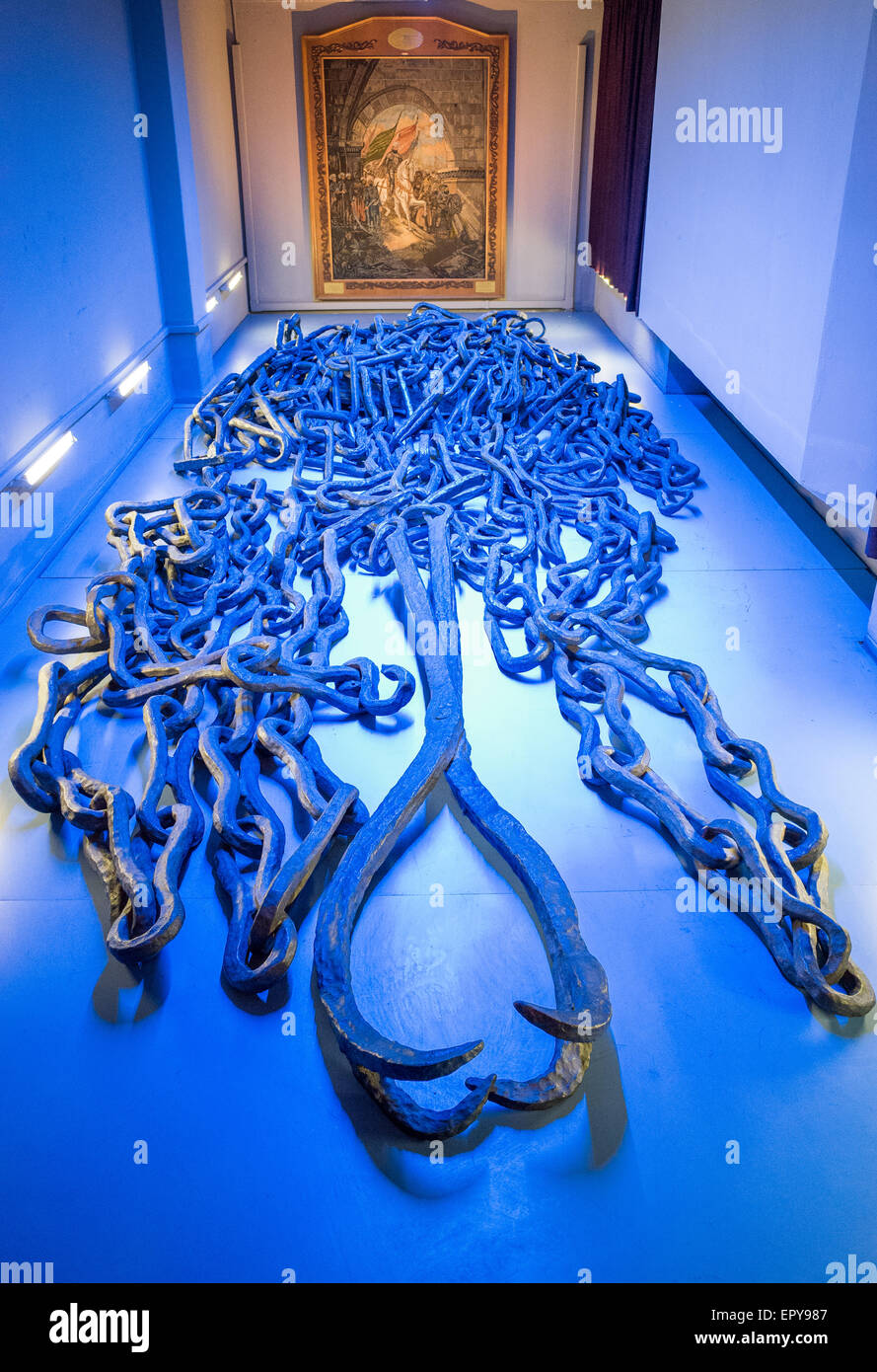 Restos de la gran cadena que protegía el cuerno de oro y Constantinopla en exhibición en el Museo Militar de Estambul Foto de stock