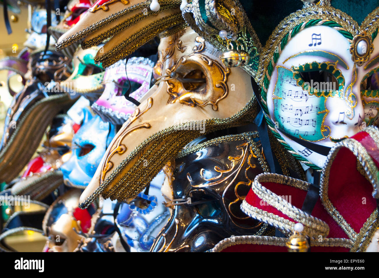 Máscaras de carnaval veneciano en una tienda de Venecia Fotografía de stock  - Alamy