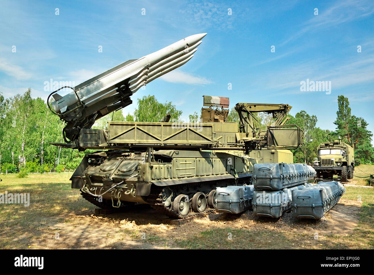 Lanzador de misiles de defensa aérea en la posición Foto de stock