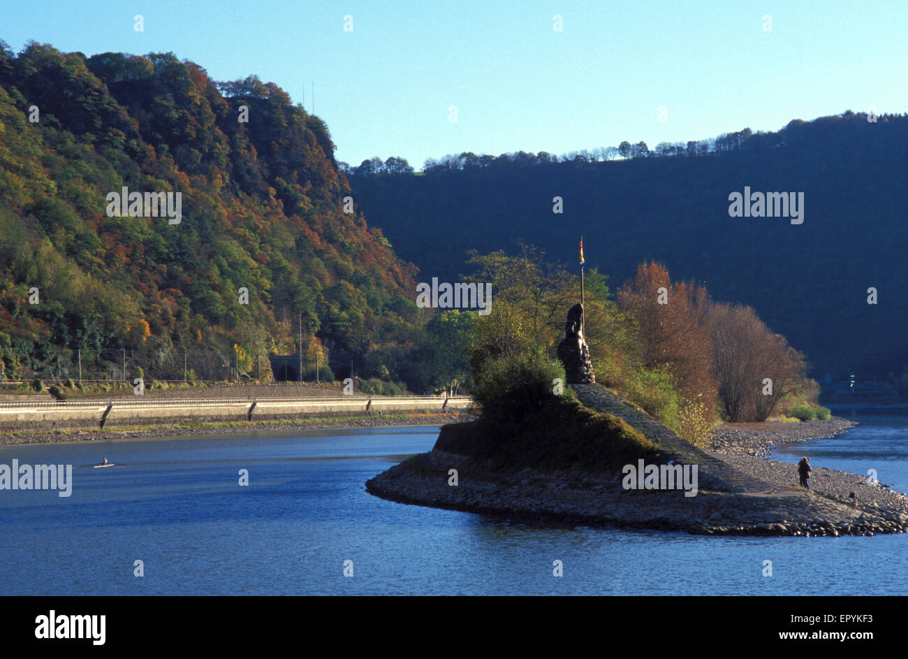 DEU, Alemania, la roca de Loreley y el monumento en el Loreley del río Rin. DEU, Deutschland und Loreleydenkmal Loreleyfelsen Foto de stock