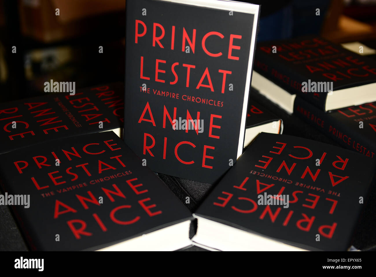 Anne Rice analiza y signos de su libro El príncipe: Lestat El Vampiro  crónicas en la Feria Internacional del Libro de Miami con: ambiente donde:  Miami, Florida, Estados Unidos de América cuando: