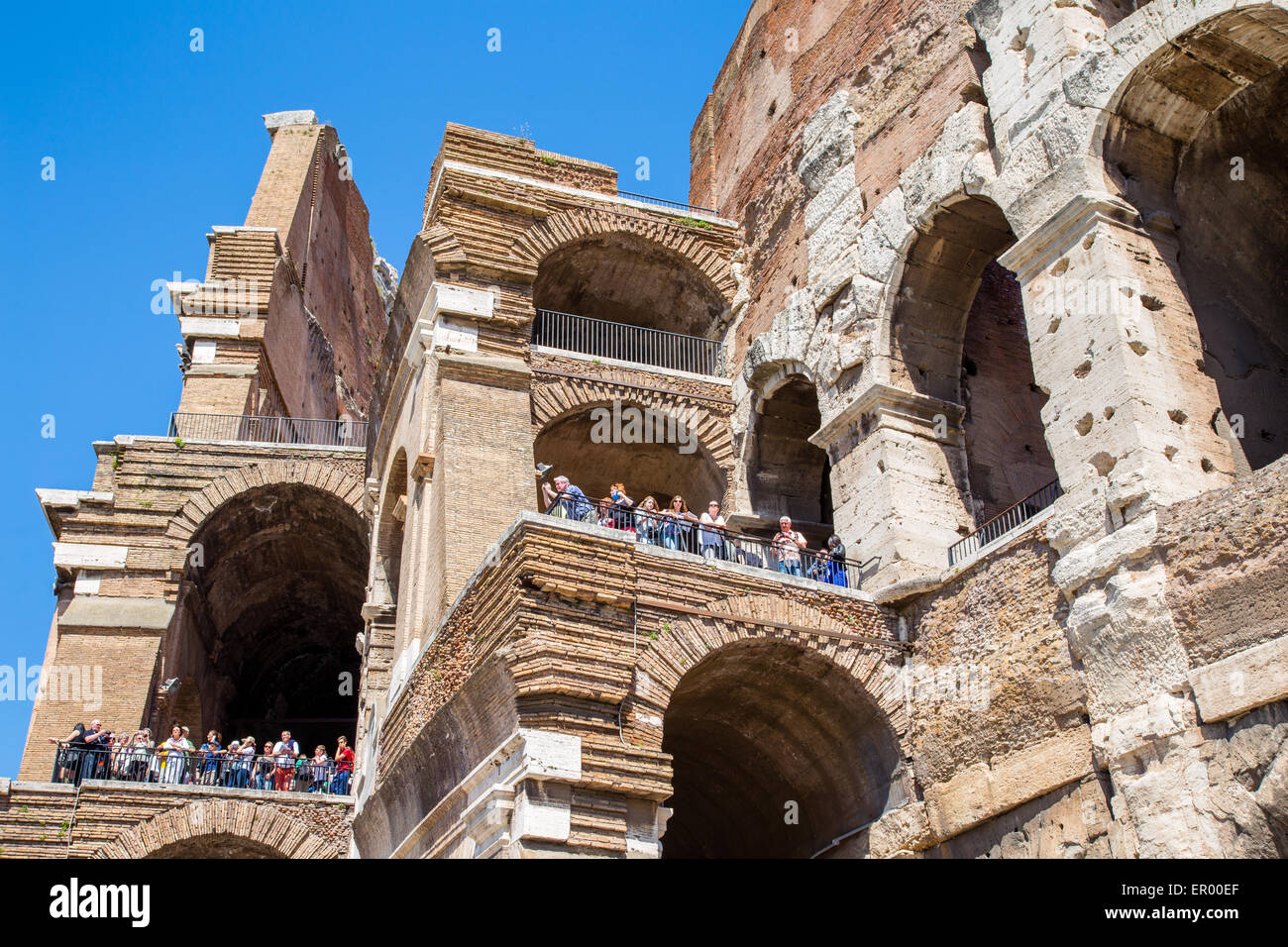 Los turistas que visitan el anfiteatro del Coliseo en Roma Foto de stock