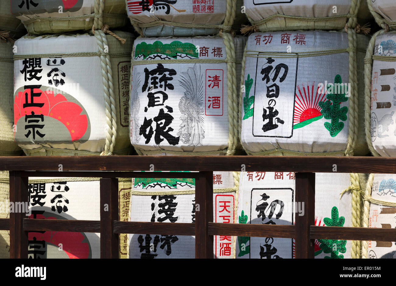 Barriles de sake (kazaridaru decorativos) en la pantalla en un santuario sintoísta Foto de stock