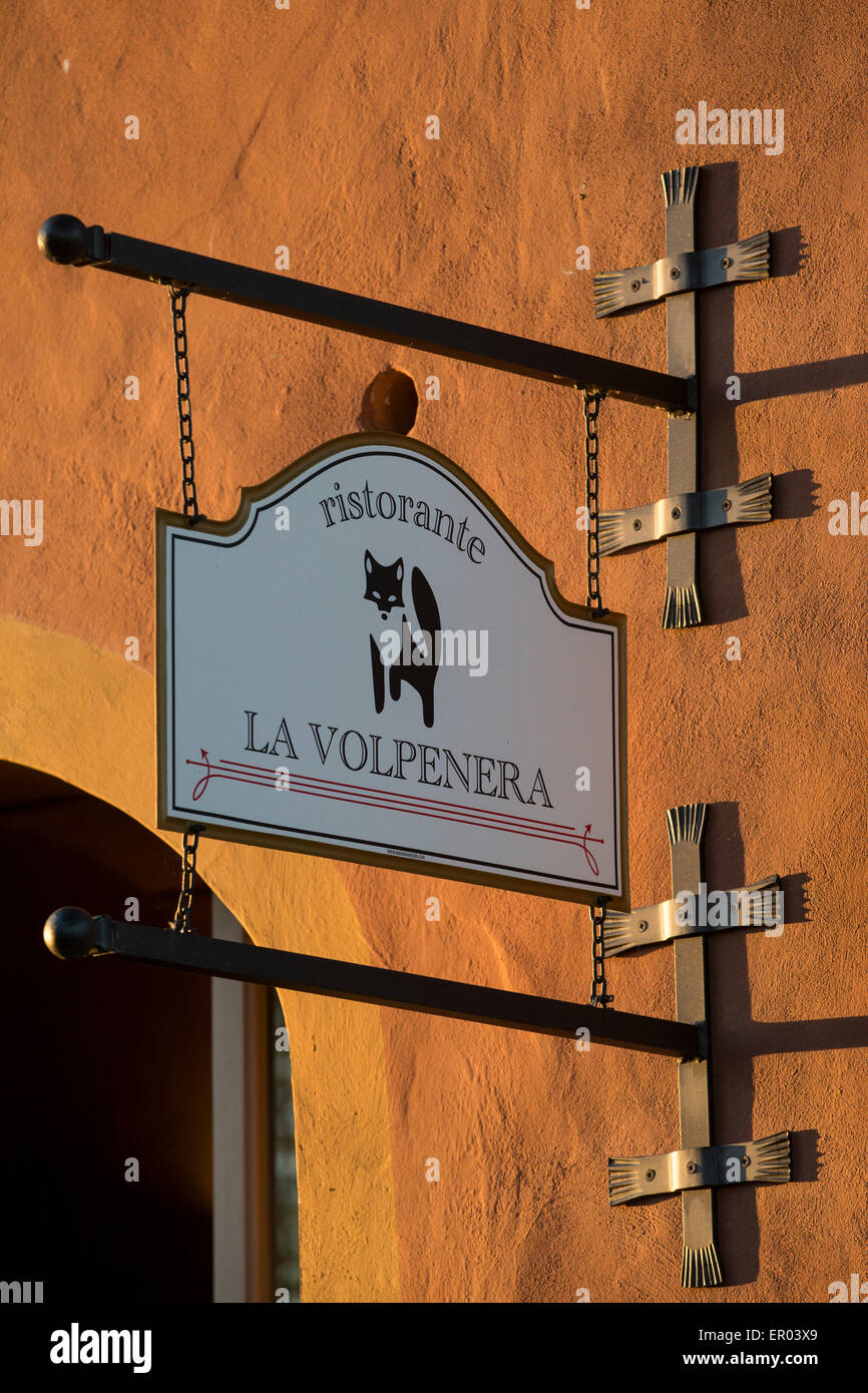 Restaurante firmar al Ristorante La Volpanero, Salvadonica, en Toscana, iluminado por el sol de la tarde Foto de stock
