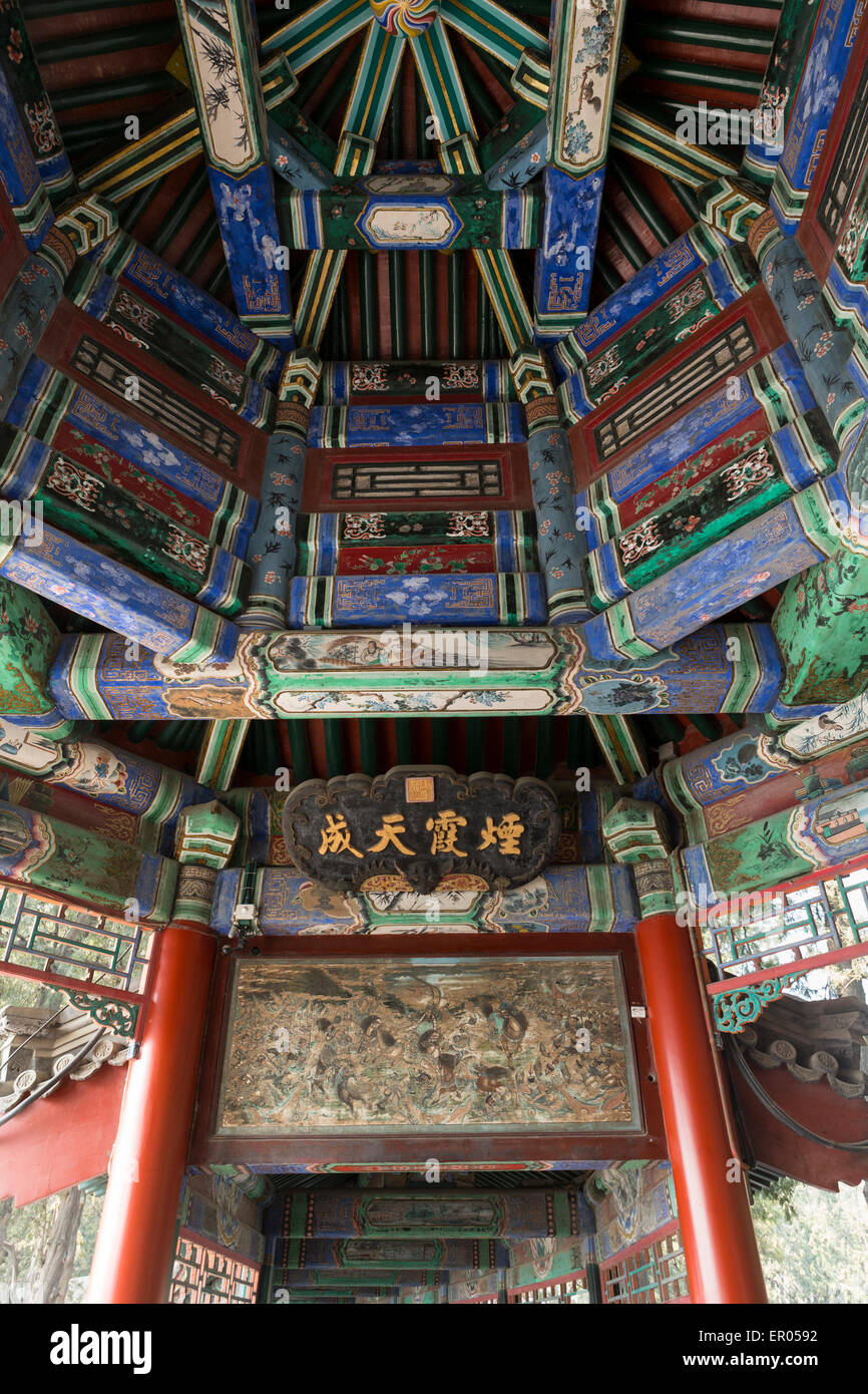 Detalle del Corredor Largo (Chang Lang), a 728 metros pasillo cubierto en el Palacio de Verano en Beijing que aloja numerosas pinturas Foto de stock