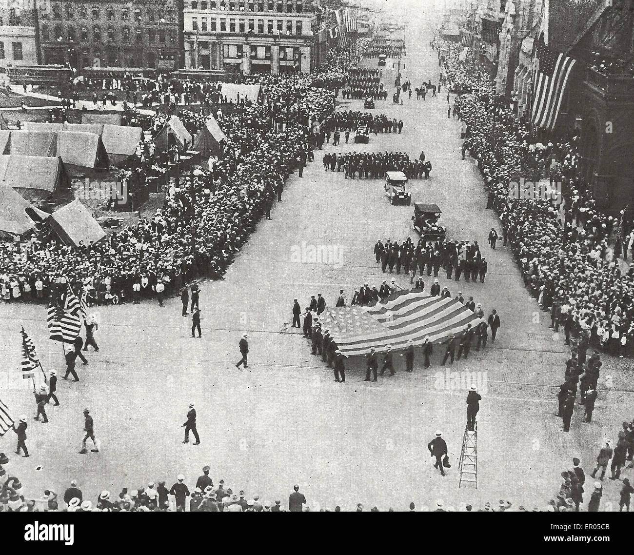 Proyecto de Filadelfia - El Desfile del Ejército de veinticinco mil hombres fueron redactados en Filadelfia. Antes de salir para el campamento de entrenamiento que desfilaron ante una multitud de familiares y amigos en Estados Unidos 1917 Foto de stock