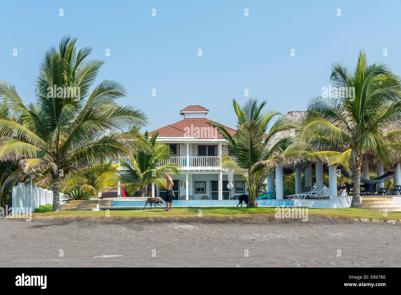 Casa de lujo en la playa en el Hawaii Guatemala Fotografía de stock - Alamy