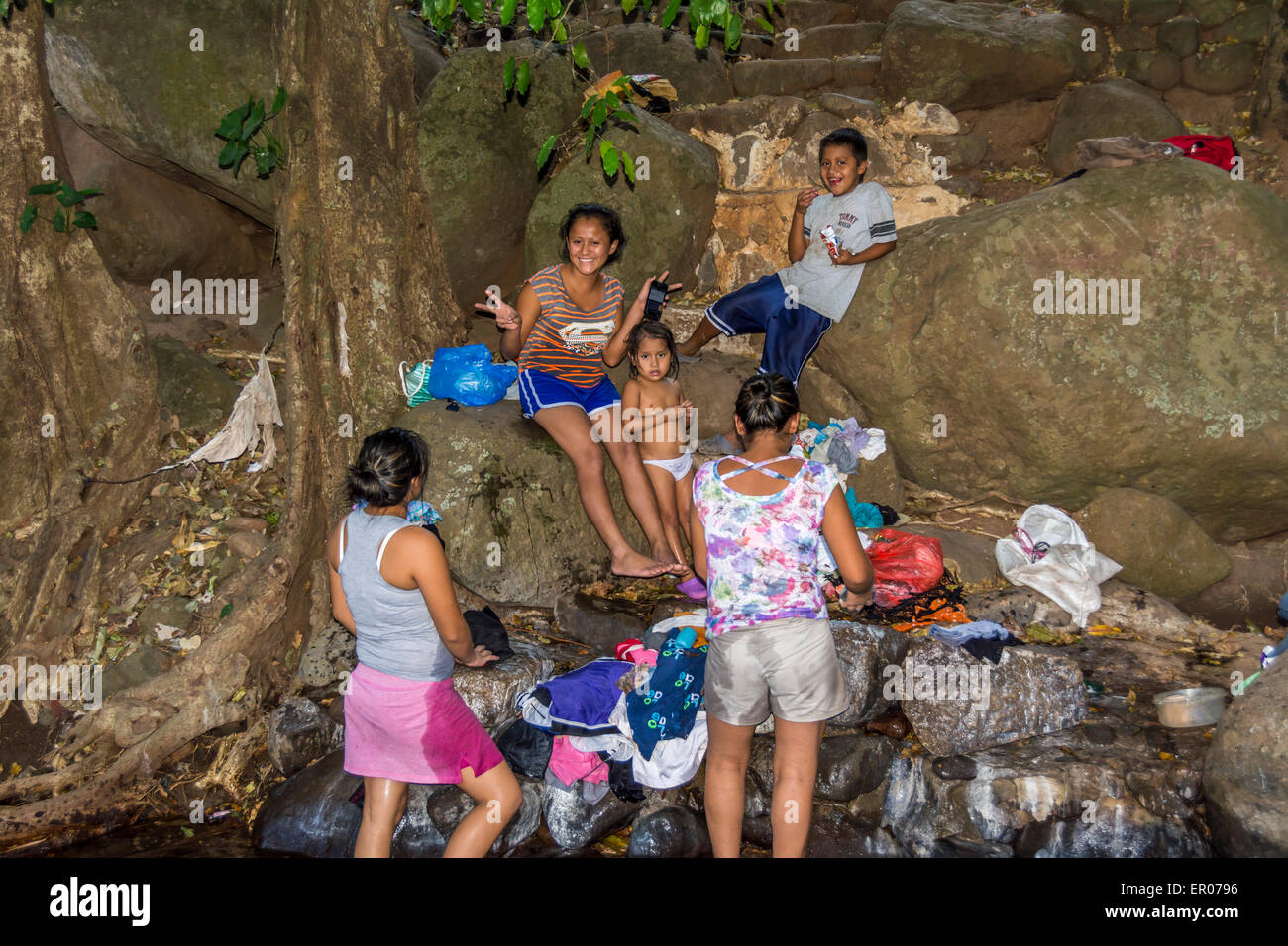 Familia guatemalteca lavando ropa en las piedras en un río Fotografía de  stock - Alamy