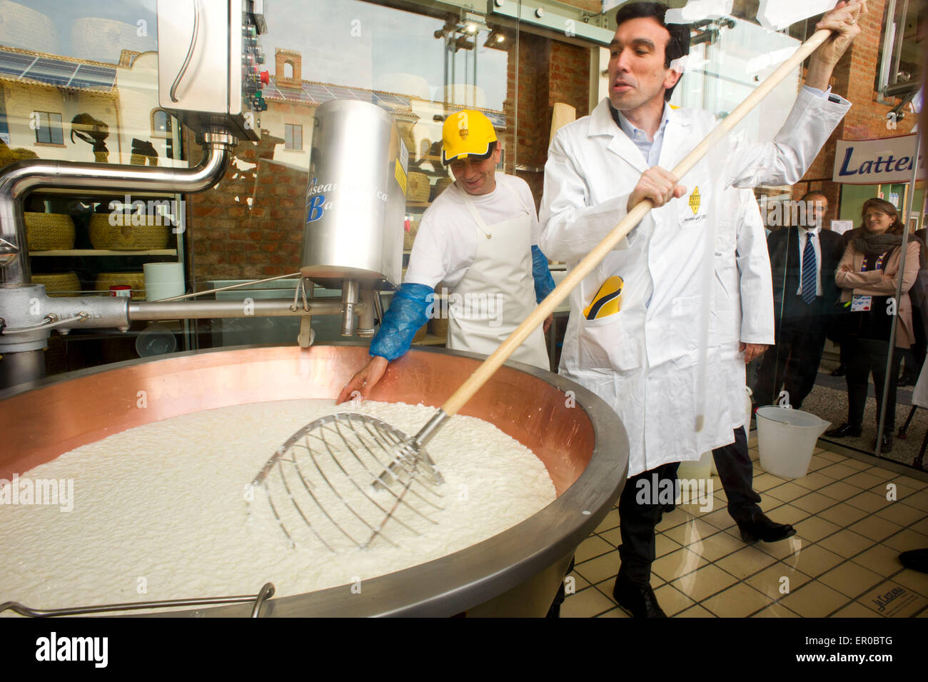 Italia Milán Expo 2015, el Ministro italiano Maurizio Martina colaboraron en la producción de un tipo de queso Grana Padano. Foto de stock
