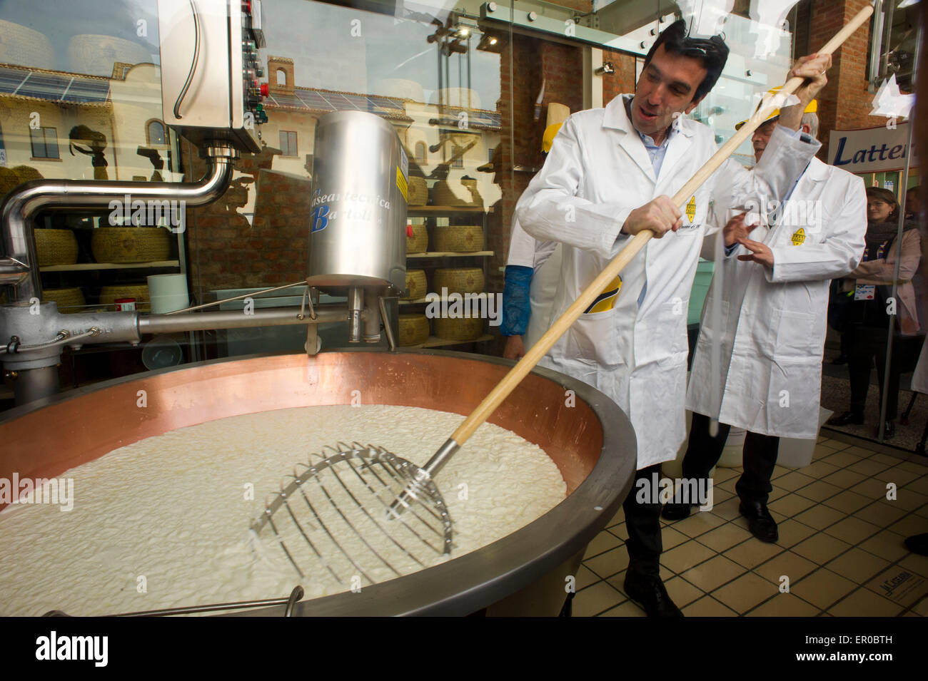 Italia Milán Expo 2015, el Ministro italiano Maurizio Martina colaboraron en la producción de un tipo de queso Grana Padano. Foto de stock