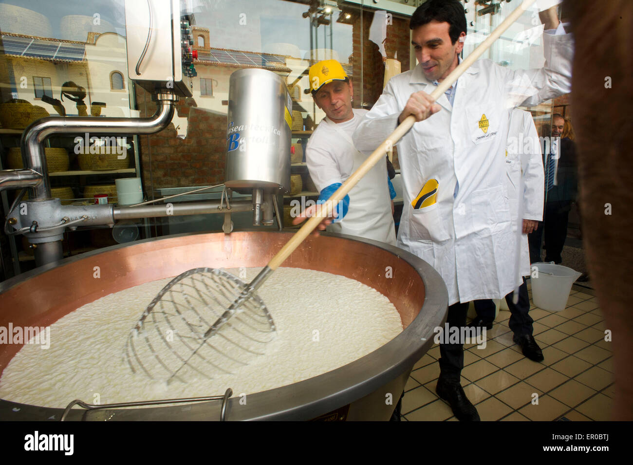 Italia Milán Expo 2015, el Ministro italiano Maurizio Martina colaboraron en la producción de un tipo de queso Grana Padano. Foto de stock