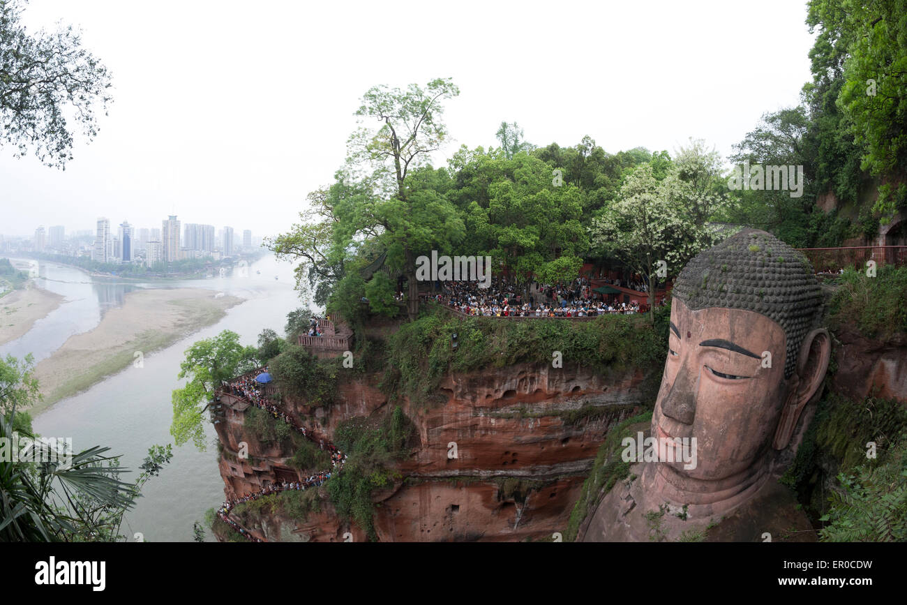El Buda gigante de Leshan (DAFO) talladas en la ladera del acantilado en el Mingjian, Dadu y Qingyi ríos durante la Dinastía Tang Foto de stock