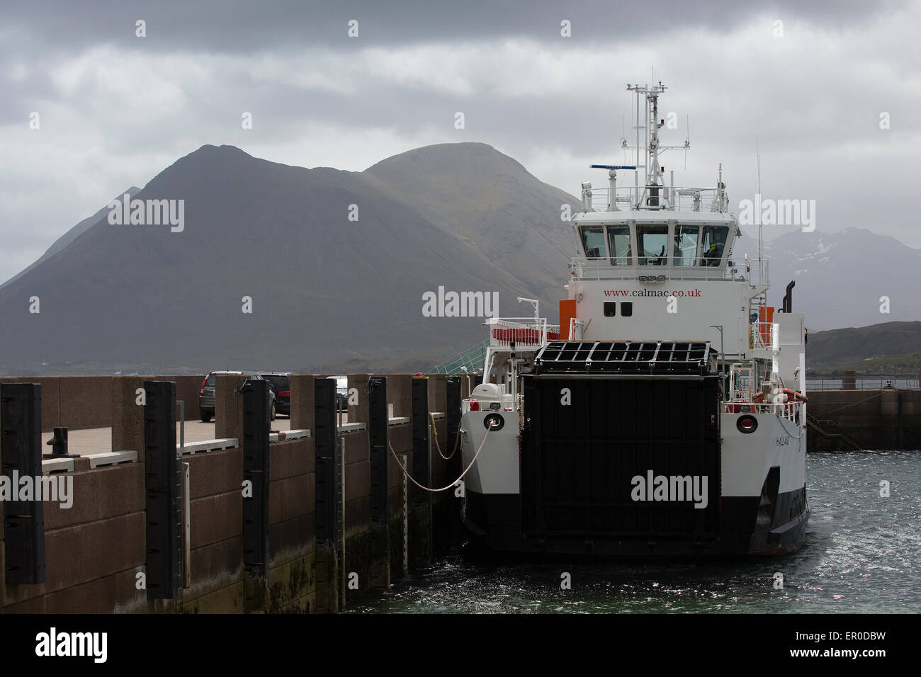 El Caledonian MacBrayne CalMac ferry atracó en la isla de Raasay con la Isla de Skye en el fondo en el interior de las Hébridas Foto de stock