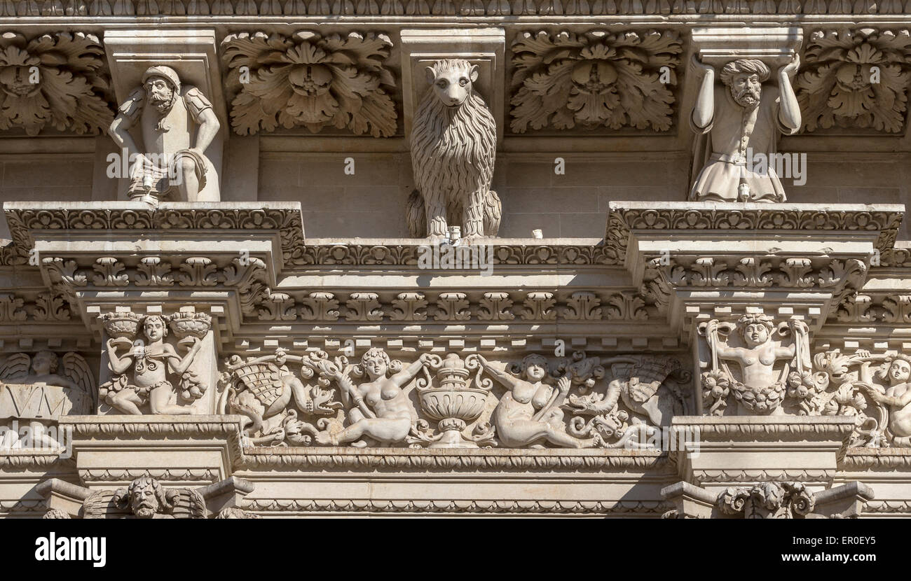 Detalle de la fachada de la Basílica di Santa Croce en Lecce en Apulia con ricas esculturas Foto de stock