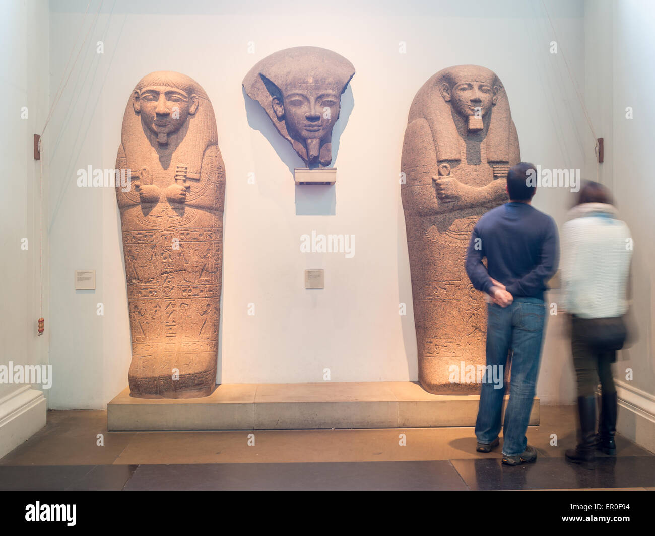 Los visitantes admiran el sarcófago egipcio en el Museo Británico Foto de stock