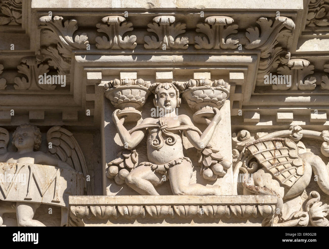 Detalle de la fachada de la Basílica di Santa Croce en Lecce en Apulia con ricas esculturas Foto de stock
