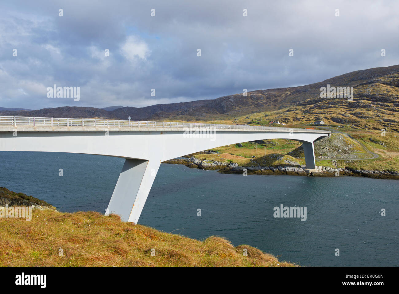 Puente de Scalpay Harris, vinculando a la isla de Scalpay, Hébridas Exteriores, Escocia, Reino Unido Foto de stock