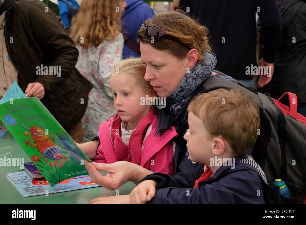 Powys, Gales, Reino Unido. Mayo de 2015 Hay Festival Madre leyendo a sus hijos en la librería del festival el día 4 del Hay Festival. Foto de stock