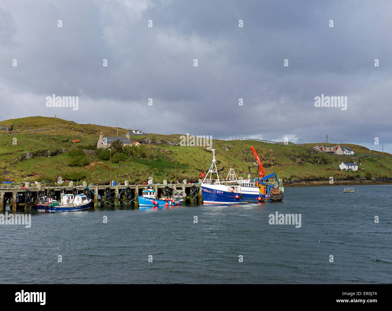 Los barcos en el muelle de la isla de Scalpay, Harris, Hébridas Exteriores, Escocia, Reino Unido Foto de stock