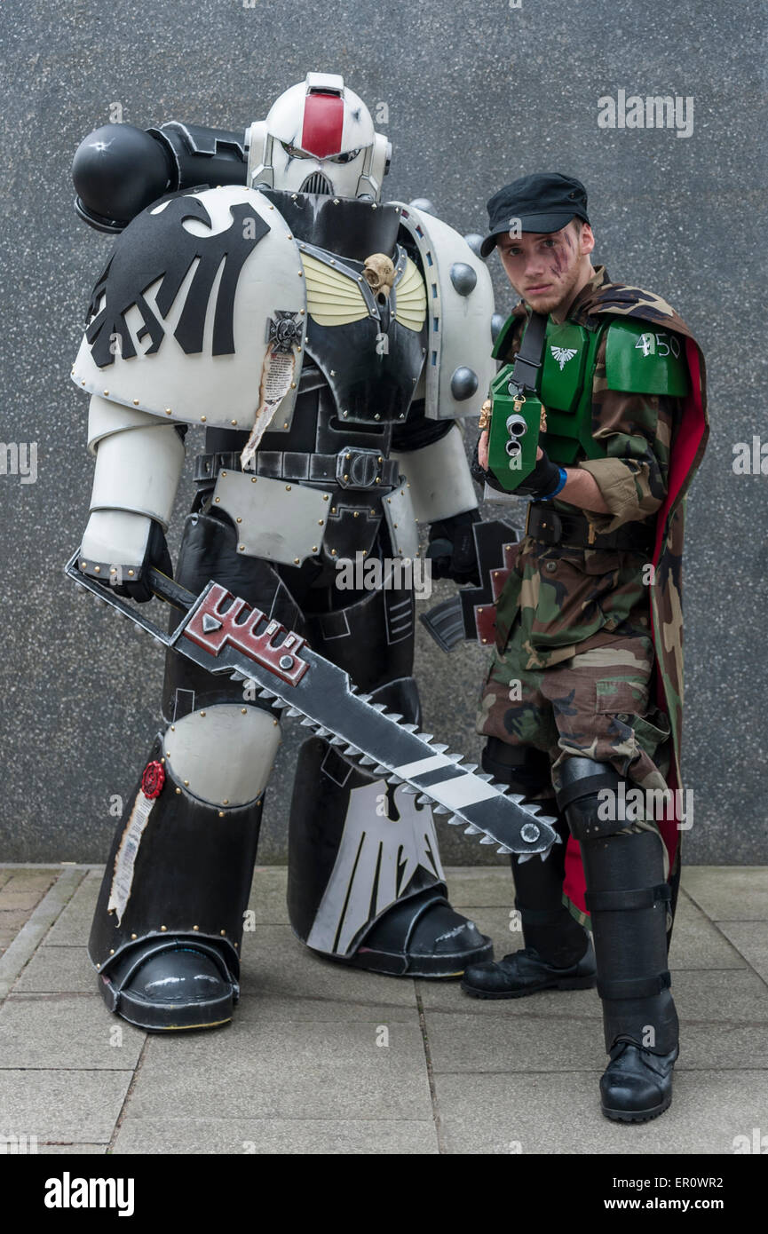 Londres, Reino Unido. 24 de mayo de 2015. Hombres vestidos como Marine  Espacial (L) y (R) de la Guardia Imperial del Warhammer plantean, los fans  de los cómics, anime, juegos y mucho