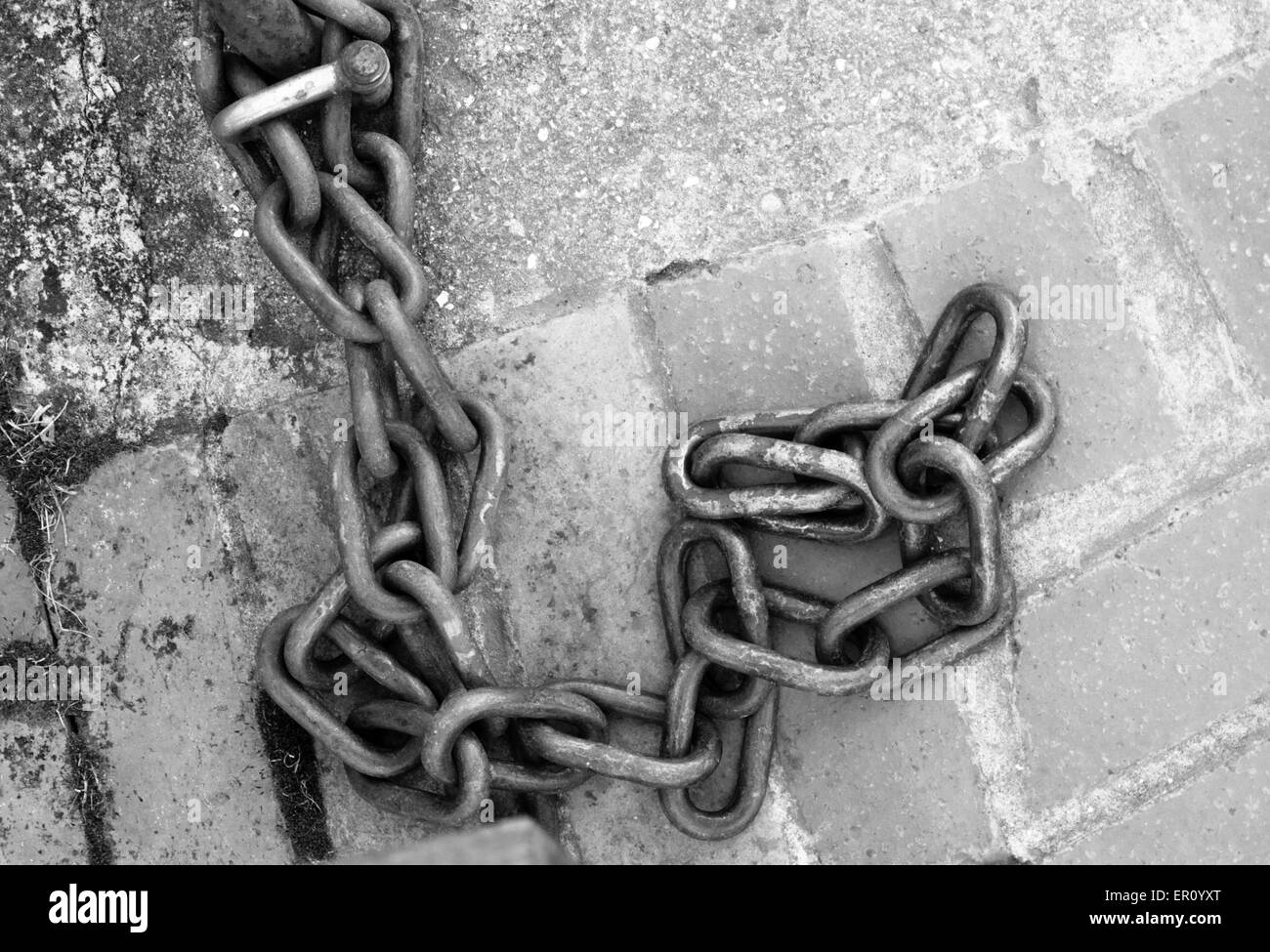 Imagen en blanco y negro de una gran cadena vinculada fijado al suelo  Fotografía de stock - Alamy