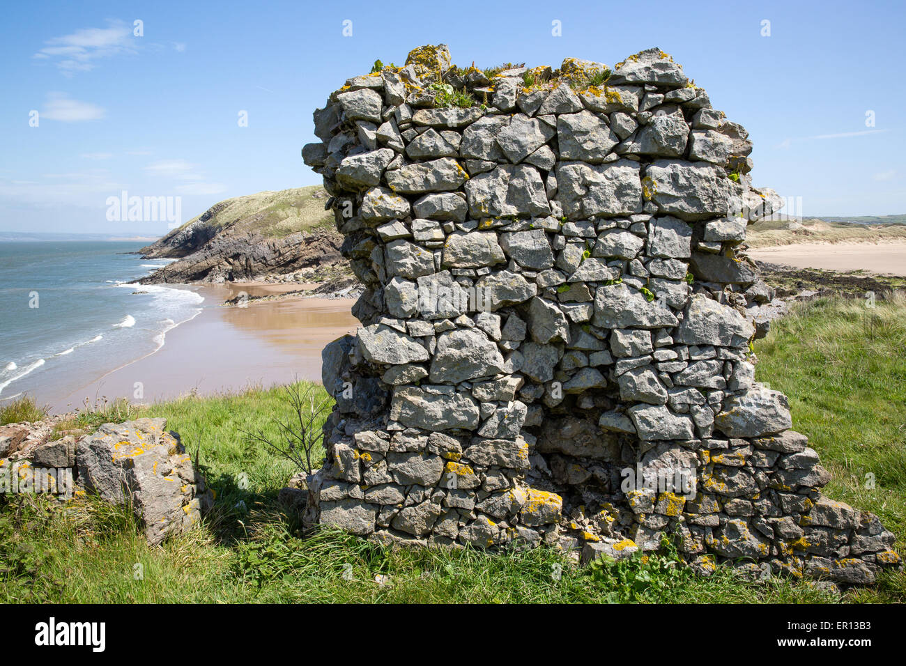 Escasos restos de un convento en Burry Holms isla frente a la costa de Gower de South Wales UK Foto de stock