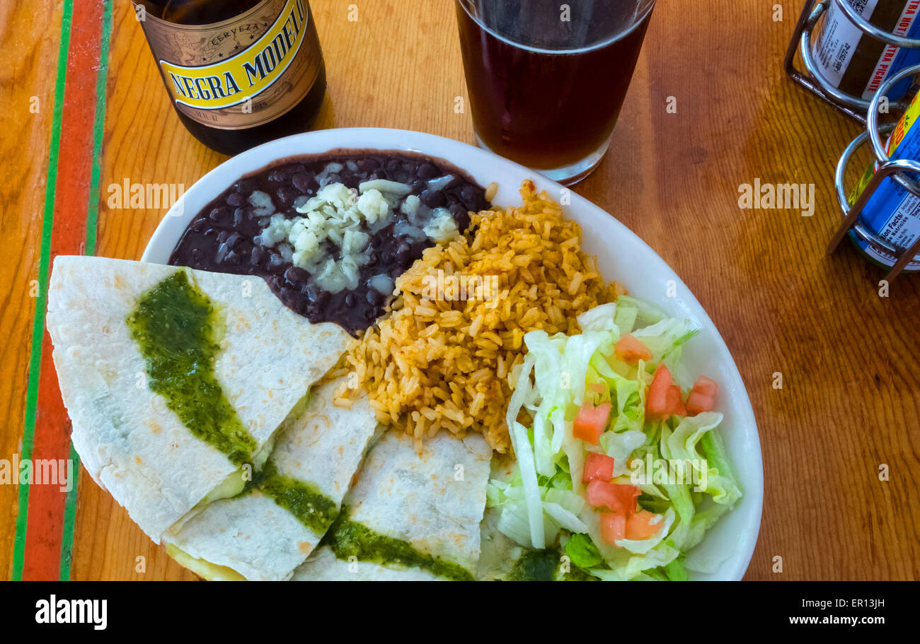 Quesadillas con frijoles negros, arroz y ensalada, con cerveza y salsa picante La comida