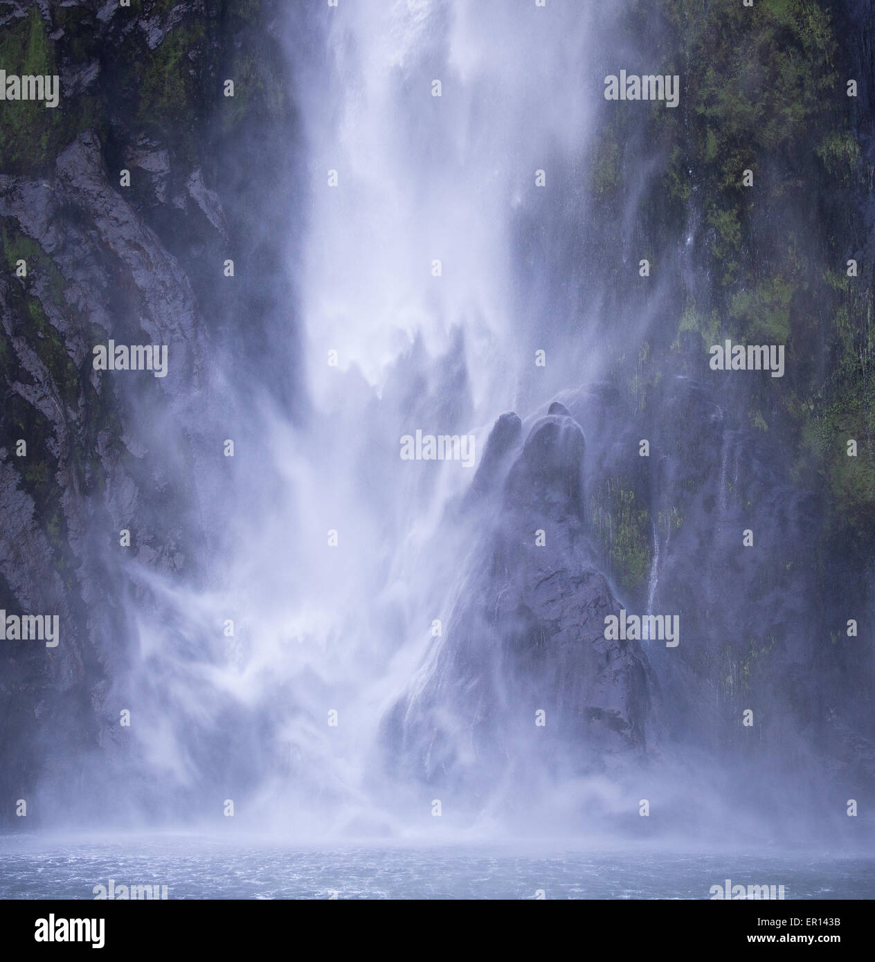 Señora Bowen Falls es una cascada de 164 metros de alto volumen en Milford Sound Fjordland, Isla del Sur, Nueva Zelanda Foto de stock