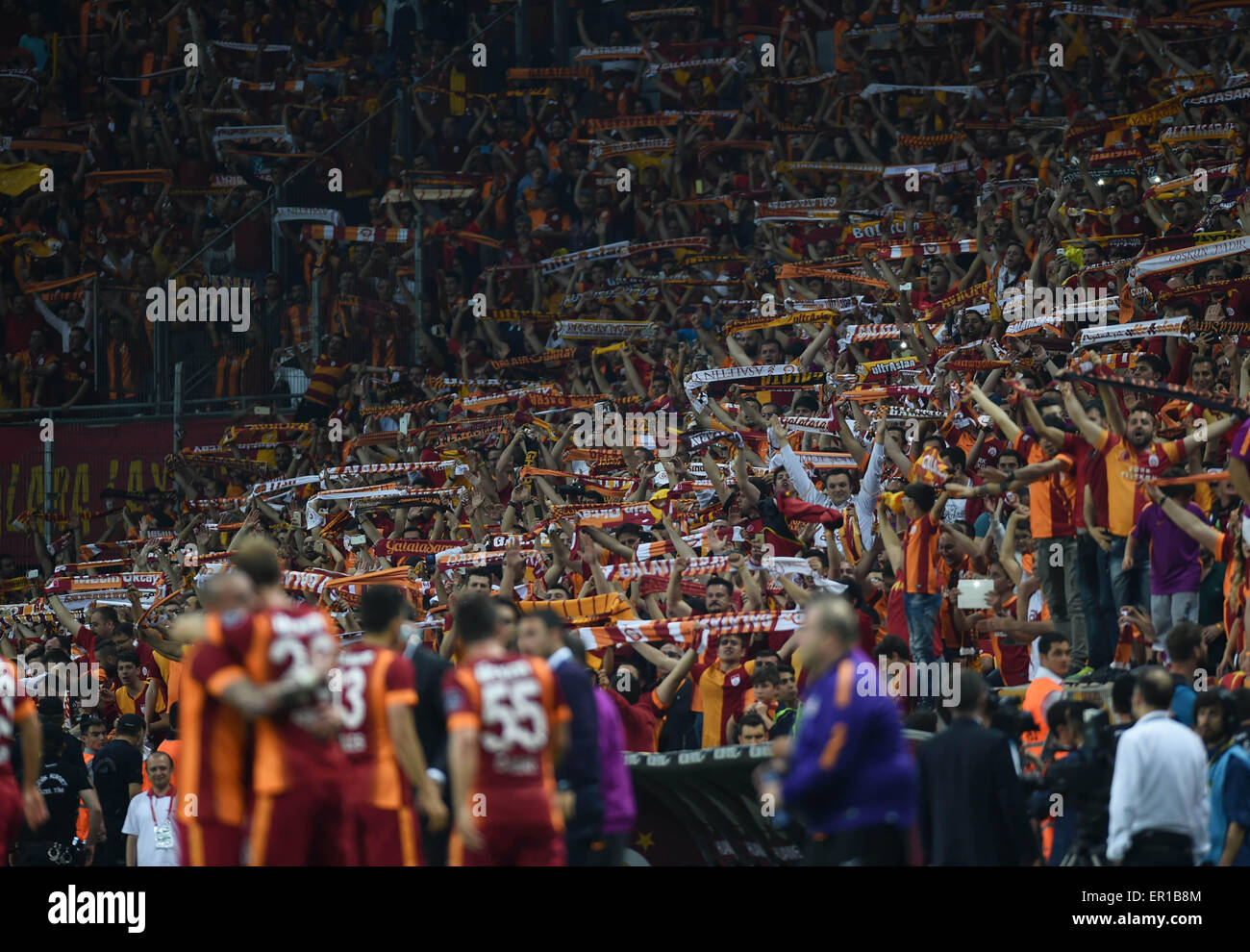 Estambul, Turquía. El 24 de mayo de 2015. Los partidarios del Galatasaray celebrar puntaje durante la Super Liga turca contra el Besiktas en Estambul, Turquía, el 24 de mayo de 2015. El Galatasaray ganó 2-0. © Él Canling/Xinhua/Alamy Live News Foto de stock