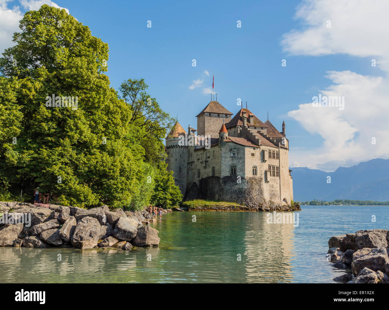 Veytaux, cantón de Vaud, Suiza. Chateau de Chillon en la orilla del Lago Leman. Foto de stock
