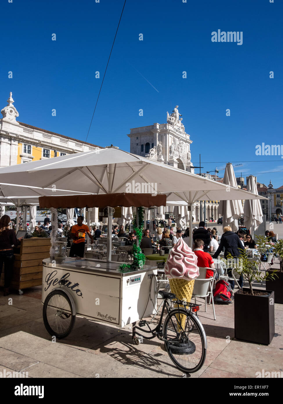 Gelato Helados bicicleta triciclo vendedor en Lisboa, Portugal Fotografía  de stock - Alamy